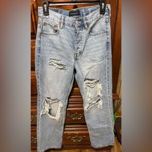 Light Wash Ripped Women’s Jeans - Classic Distressed Style